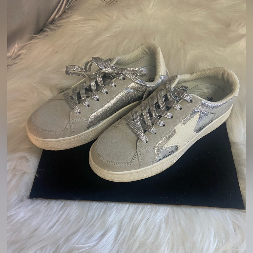 Niluber Sz 8.5 Low Top Star Grey/ Silver/ White Lace Up Women’s Sneakers